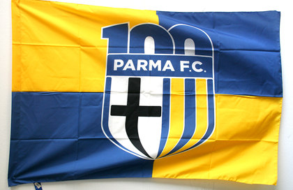 Fumogeni gialli e blu e una bandiera - Parma Calcio 1913