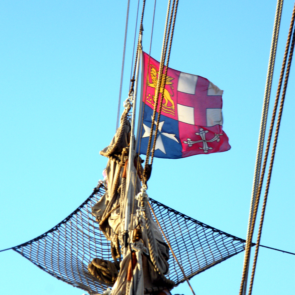 bandiera di Bompresso versione valida fino al 2012 issata dalla nave Scuola della Marina Militare Italiana Amerigo Vespucci