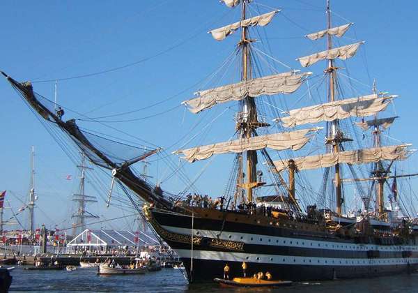 la nave Scuola della Marina Militare Italiana, la Amerigo Vespucci