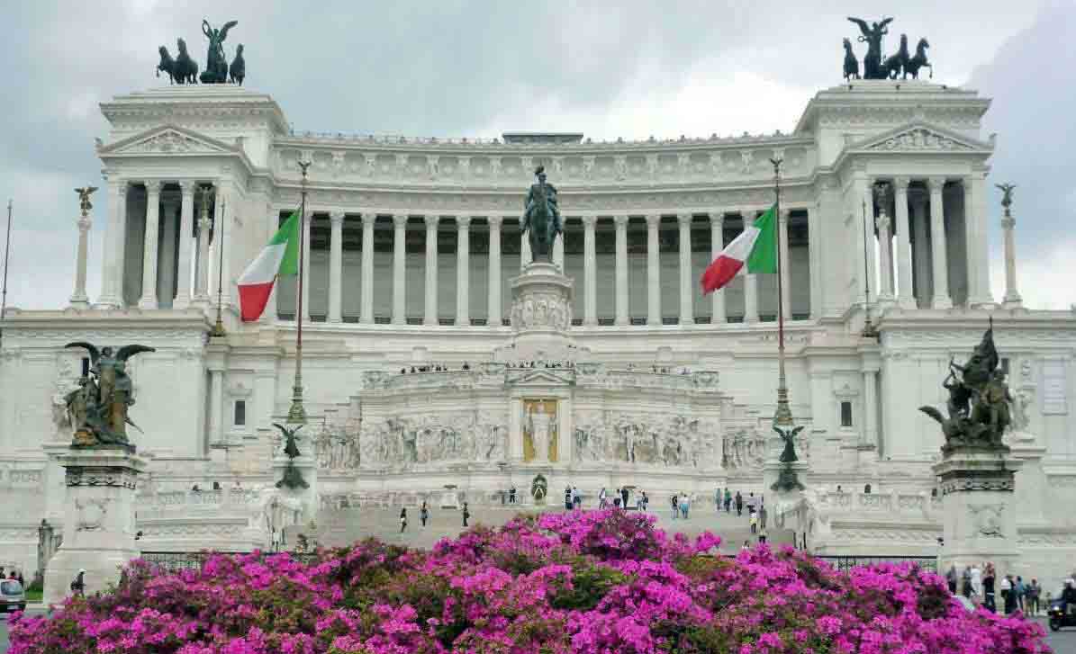 bandiere italiane all'Altare della Patria