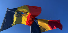 Le bandiere di Romania e Moldavia al vento