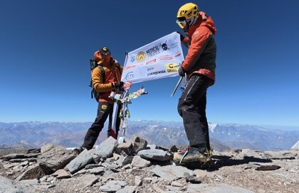 alpinisti con bandiera