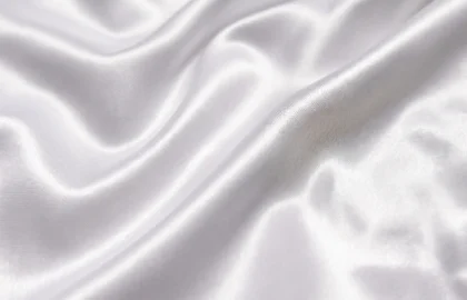 Dettaglio della superficie lucida del tessuto in raso satin per la creazione di bandiere istituzionali eleganti