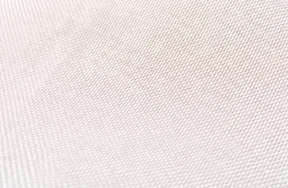 Dettaglio della struttura microforata del tessuto stamina in poliestere per bandiere pubblicitarie da esterno